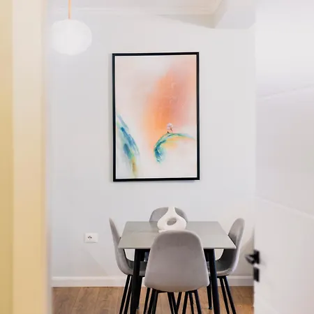 Apartment Modern 2-bedroom In The Heart Of *