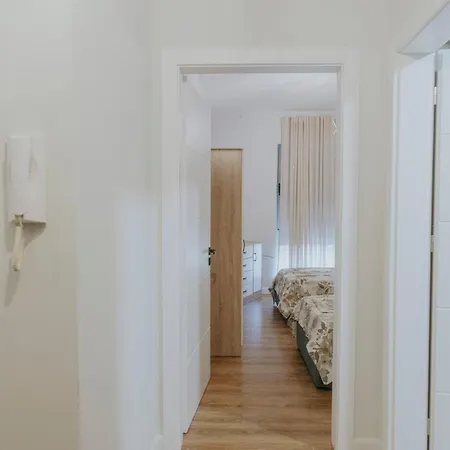 アパート Modern 2-bedroom In The Heart Of ティラナ