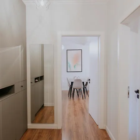 Modern 2-bedroom In The Heart Of アパート