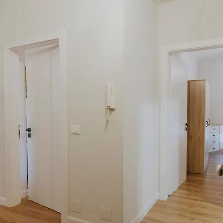 Modern 2-bedroom In The Heart Of * ティラナ