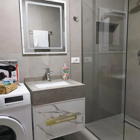 Modern 2-bedroom In The Heart Of アパート *