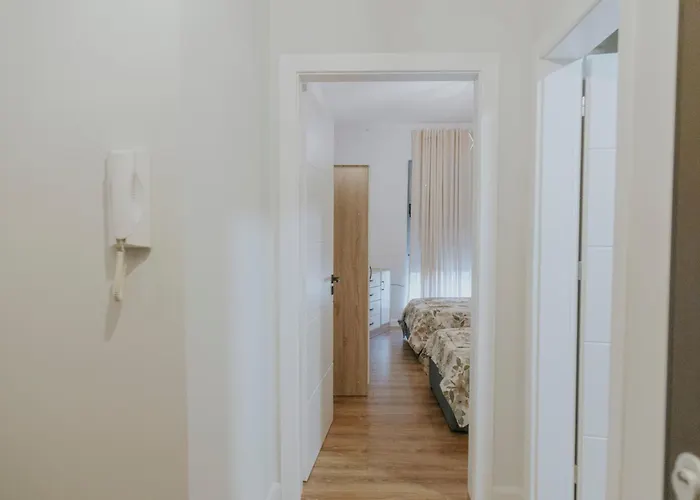 アパート Modern 2-bedroom In The Heart Of ティラナ