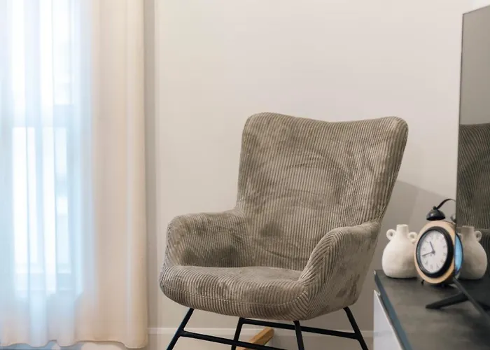 アパート Modern 2-bedroom In The Heart Of ティラナ