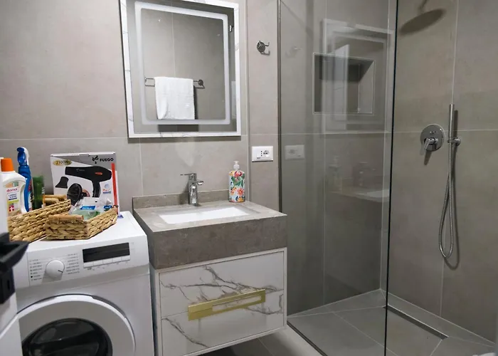 Modern 2-bedroom In The Heart Of アパート *